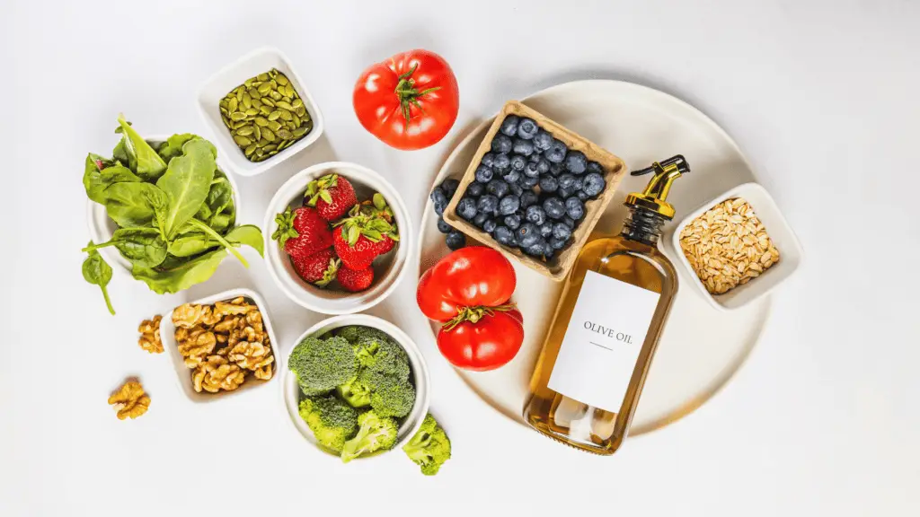 Gesunde Lebensmittel: Obst, Gemüse, Nüsse und Olivenöl