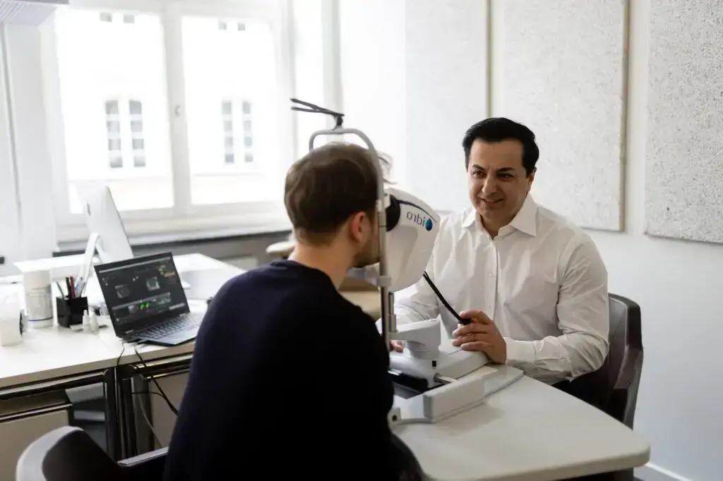Augenuntersuchung mit moderner Technik im Büro