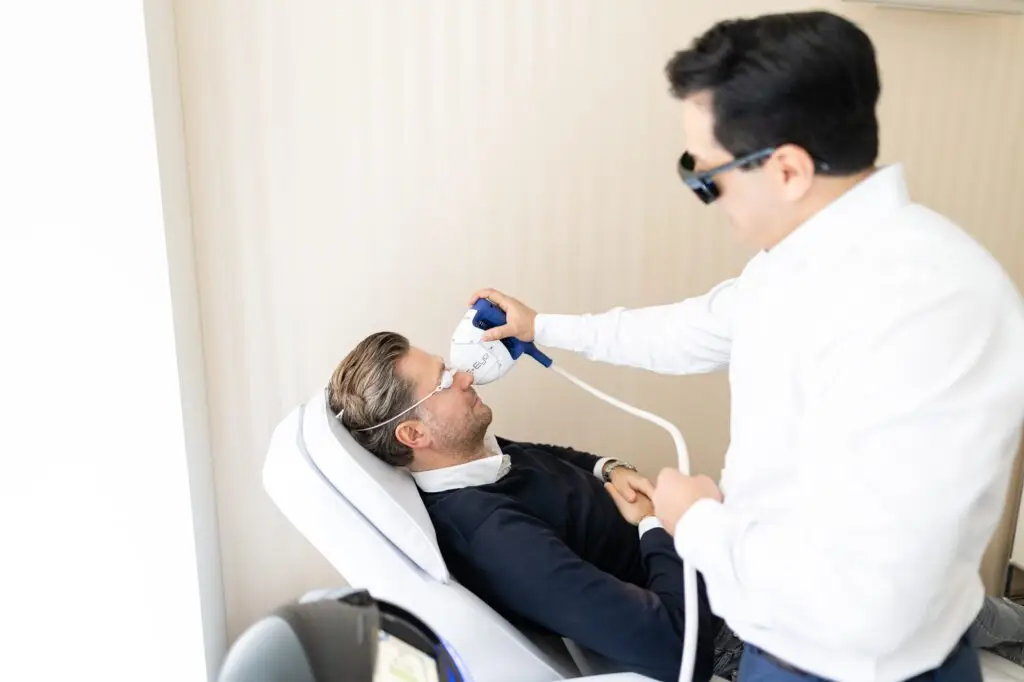 Mann erhält kosmetische Behandlung im Gesicht