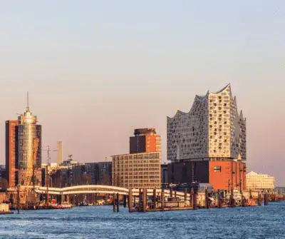 Hamburger Elbphilharmonie am Hafen bei Sonnenuntergang.
